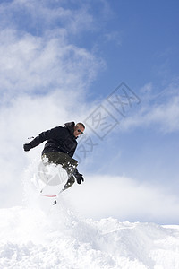 滑雪青少年季节冻结平衡男人速度衣服山脉天空运动图片