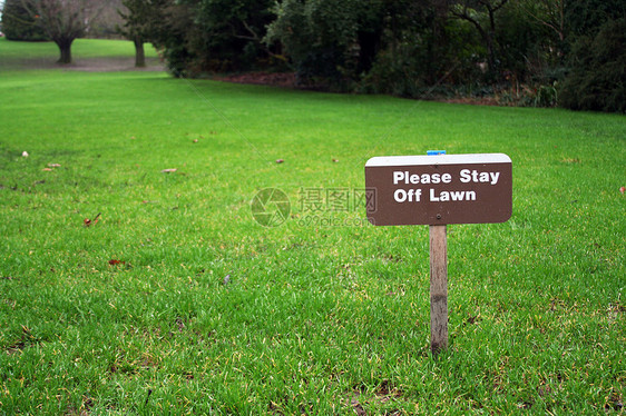 离我远点草地场地公园绿色树木花园警告停留图片