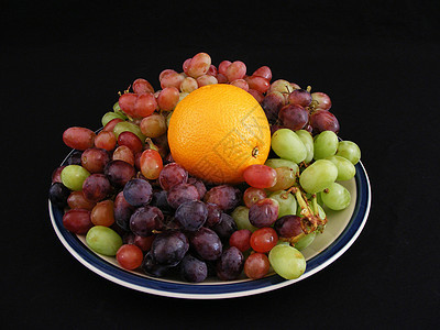橙和葡萄橙子盘子绿色红色脐橙服务紫色饮食白色水果图片