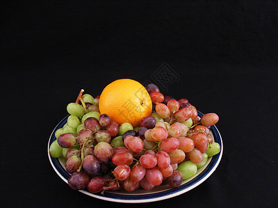 橙和葡萄紫色橙子红色盘子饮食服务白色食物绿色水果图片