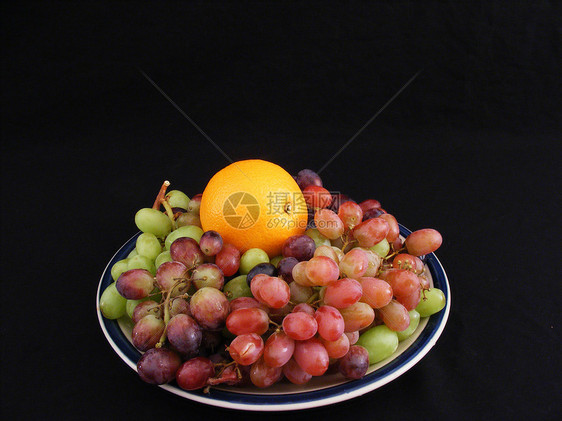 橙和葡萄紫色橙子红色盘子饮食服务白色食物绿色水果图片