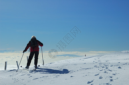 侏儒曲滑雪者天空首脑山峰健康全景滑雪高山会议薄雾远景图片