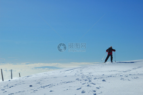 侏儒曲滑雪者全景蓝色山峰远景薄雾高山会议天空首脑高度图片