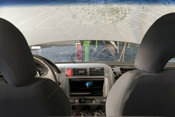 车内破碎的挡风玻璃图片