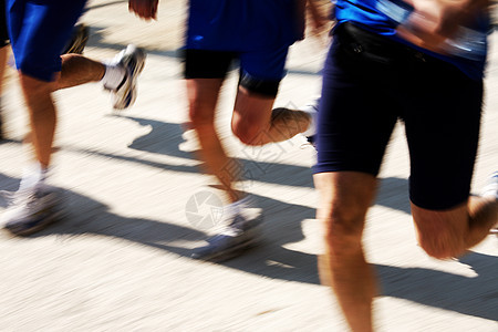 运行者腿训练鞋类赛车手踪迹运动鞋男人平移人群赛跑者慢跑图片