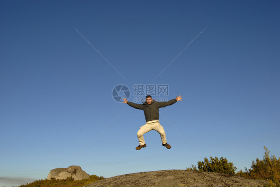 跳跃成人行动岩石自由空气天空男生幸福植被男性图片