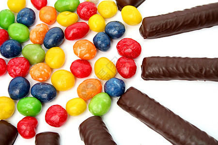巧克力棒加奶油和多色甜甜品异醇紫色糖果绿色红色粉色巧克力团体小吃橙子晶圆图片