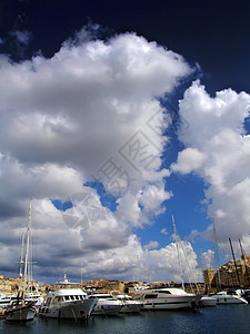 雅赫特玛丽娜港口运动场景波纹桅杆浮桥奢华航海游艇海洋图片