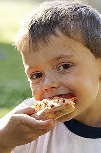 披萨比萨朋友男生儿童快乐喜悦金发瞳孔午餐微笑孩子图片