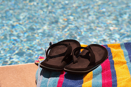 现金池游泳椅子阳光假期水池旅行晴天毛巾凉鞋季节图片