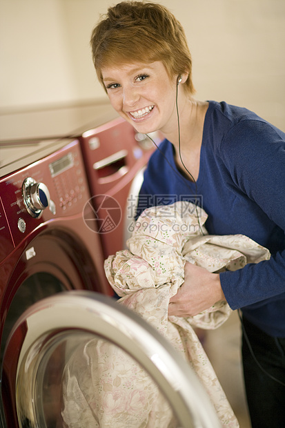 妇女用烘干机洗衣服图片