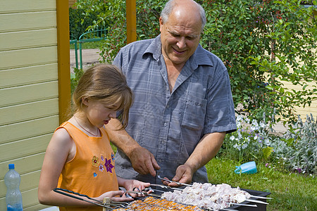 祖父 孙女和烤肉亲热烹饪食物微笑烤串青少年男人美食家庭炙烤图片