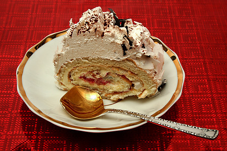 红背景上勺子和汤匙饼的切片零食休息烘烤美食甜点盘子馅饼白色奶油状飞碟图片