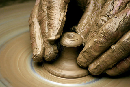 陶工之手在陶轮上水壶投手壤土手工业黏土花瓶贸易手艺人职业男人图片