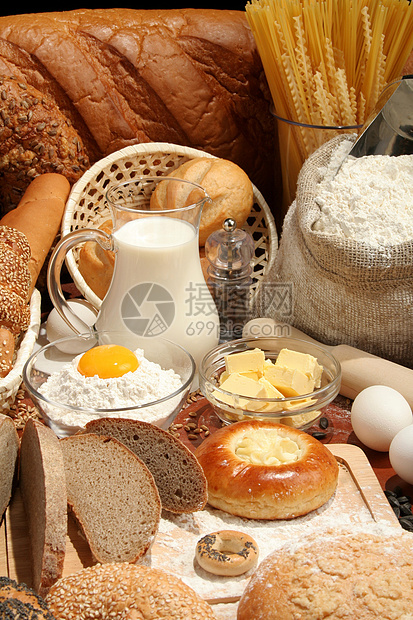 面包和成分糕点面团谷物包子木板美食芝麻黄油早餐小麦图片