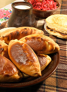 派饼披罗吉 皮罗吉和煎饼 俄罗斯传统食品投手盘子民族食物蛋糕糕点课程饼子牛奶沙拉图片