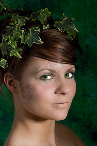 美丽的黑发美女植物环境绿色女性女性化眼睛化妆品图片