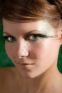 美丽的绿眼黑发女性化化妆品女性睫毛眼睛背景图片