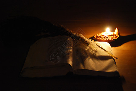 书和蜡烛阴影烛光桌子木头古董阅读羊皮纸赞美诗教育智慧图片