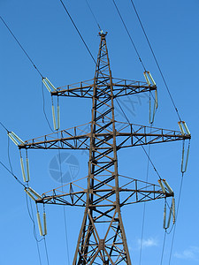 支持一条高压输电线路的电力输送线图片