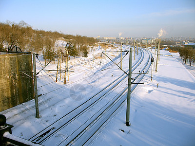 山丘附近雪雪覆盖的铁路轨道图片