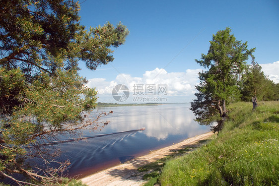 河上一年的一天太阳海岸线风景假期树木叶子场景土地反射阳光图片