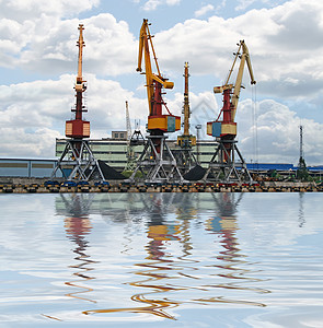 集装箱起重机港口力量吊装海港波纹船舶贸易运输商业反射图片