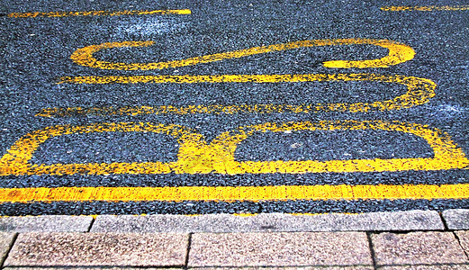 公共汽车巷路面黄色交通柏油旅行车站油漆环境专用车辆图片
