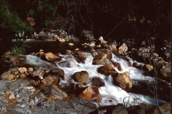 塔那亚溪花岗岩荒野悬崖国家公园瀑布游客清流红杉树林图片