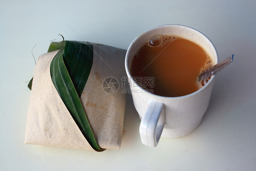 带椰子牛奶的稻米油炸香料叶子早餐香蕉食物图片