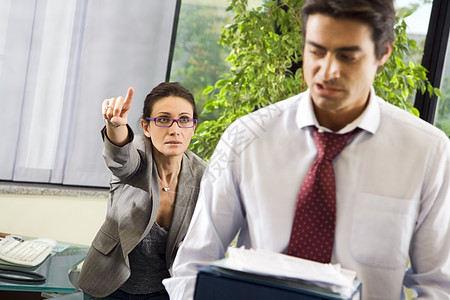 办公室使用寿命斗争雇主上班族老板压力争议职业人士手势暴行图片