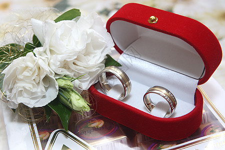 结婚戒指和玫瑰盒子幸福礼物新娘花瓣棕色订婚叶子金子已婚图片