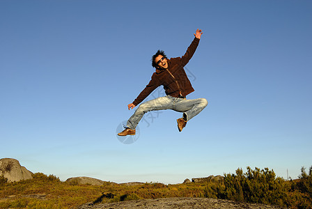 跳跃男生天空男性喜悦成人幸福乐趣男人植被蓝色图片