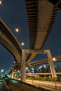 夜间公路黄色框架运输交通绿色天空火车城市栅栏密度图片