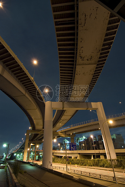 夜间公路黄色框架运输交通绿色天空火车城市栅栏密度图片