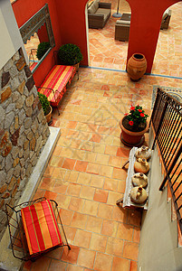 一座别墅的庭院瓷砖家具摆设装潢露台院子地面红陶黏土双耳图片