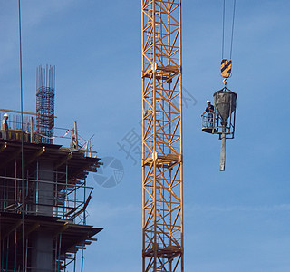 建筑工地职业工作千斤顶尖顶建造起重机天空索具黄色摩天大楼背景图片