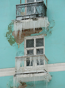 冬天的旧房子窗格阳台场景冻结住宅框架冰柱玻璃蓝色天气图片