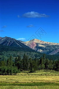 科罗拉多山脉和乡村草原图片