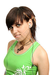 一个带着手机耳机微笑的年轻女孩电话技术衣服操作员推销员活动绿色女孩们青少年专注图片