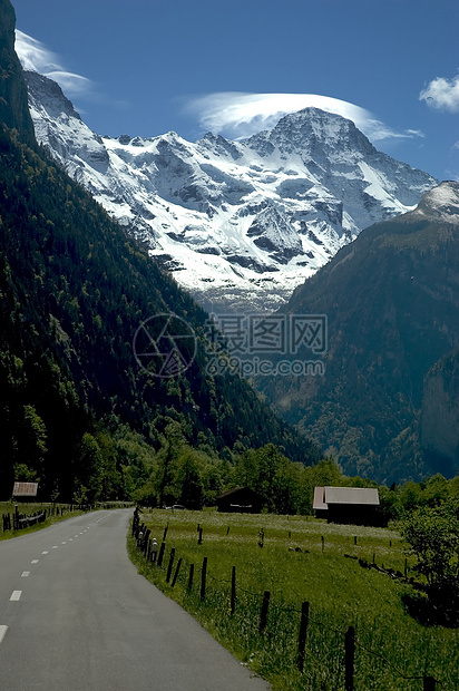 瑞士阿尔卑斯山和公路水平文化风景晴天绿色图片