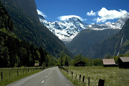 瑞士阿尔卑斯山和公路水平晴天风景文化绿色背景图片