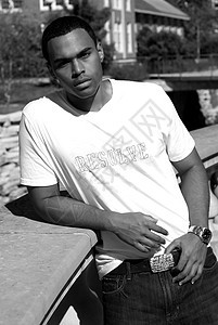 具有吸引力的年轻非洲裔非裔美国男子文化种族黑色牛仔裤时装摄影模特男人图片