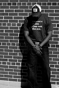 具有吸引力的年轻非洲裔非裔美国男子帽子时装模特种族男人黑色黑与白摄影文化牛仔裤图片