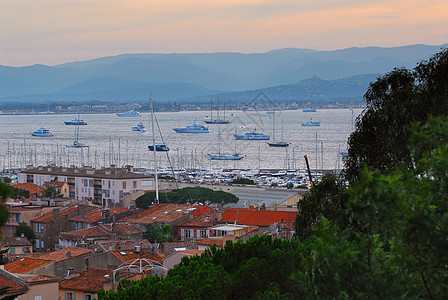 日落时圣特洛佩斯港支撑奢华蓝色船只海岸帆船旅行村庄船舶港口图片
