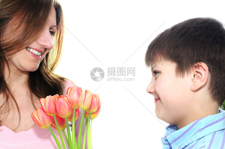 母亲和儿子带鲜花简介礼物童年展示老化妈妈男生幸福庆典郁金香图片