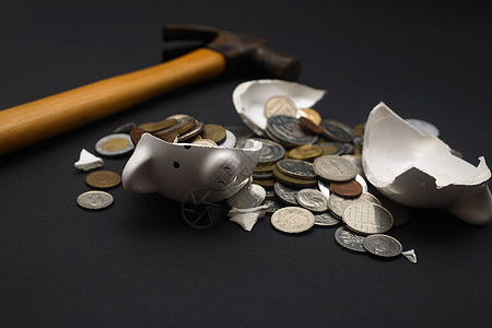 破碎猪猪银行锤子粉碎硬币货币东西制品陶瓷下雨天账户储备图片