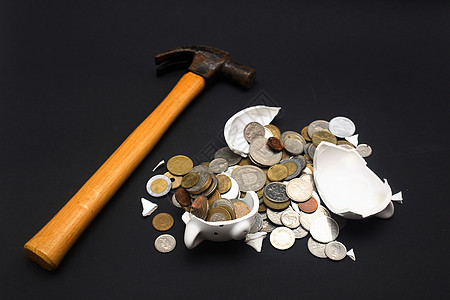 破碎猪猪银行储备下雨天金融商业制品储蓄基金锤子东西应急图片