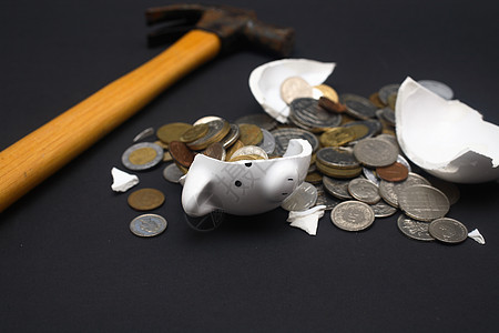 破碎猪猪银行基金锤子货币应急硬币东西制品资金投资下雨天图片
