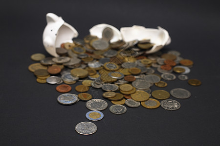 破碎猪猪银行硬币下雨天东西休息粉碎账户陶瓷金融投资制品图片